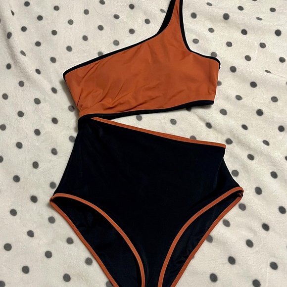 Victoria Secret Essential Cutout Swimsuit NWOT - Picture 2 of 5